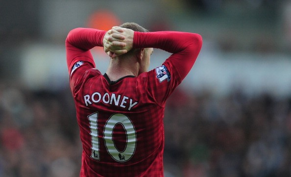 Việc Rooney bất ngờ vắng mặt dẫn đến nhiều những hoài nghi, lý do được nhắc đến nhiều nhất có lẽ là Sir Alex đang trừng phạt R10 do có phong độ tệ hại trong trận hòa 1-1 của MU trước Swansea ở vòng đấu trước...